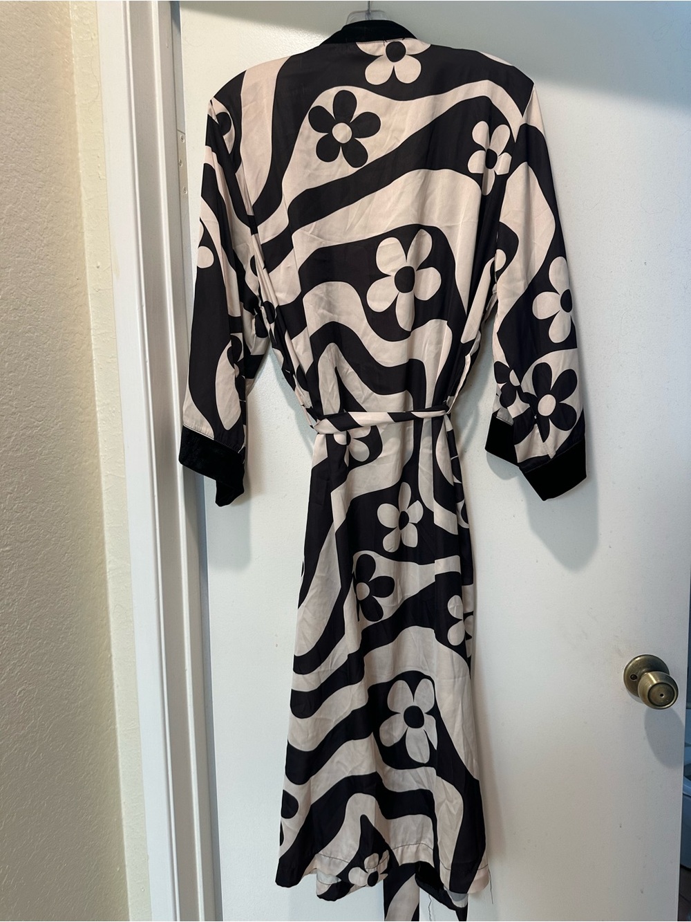 Urban Outfitters Gray & Cream Abstract Wave Kimono one size